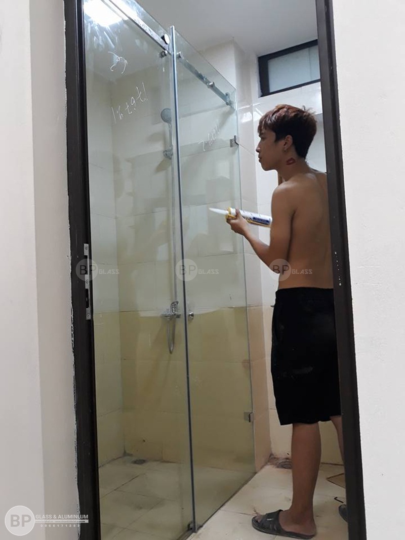 vách tắm kính nhà anh Hoàng Cầu Giấy